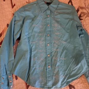 Western fitted with pearlsnaps and embroidery ❤️